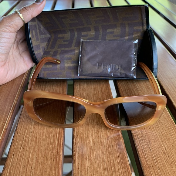 FENDI Sunglasses 🕶️ - Picture 2 of 8